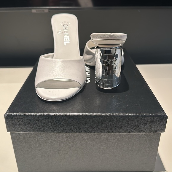 BRAND NEW NEVER WORN Chanel white leather mules with decorative heel! - Picture 4 of 11